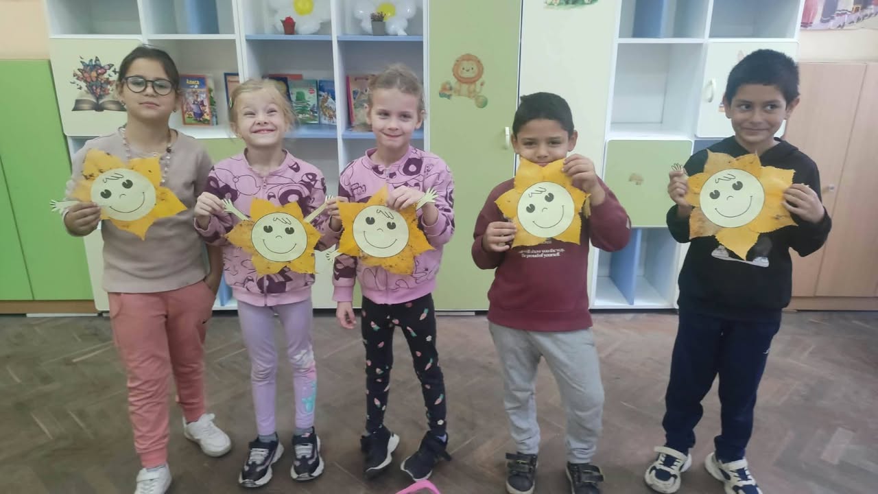 🦔 ☀️ 🏠 Днес в часовете по изобразително изкуство децата от 2 клас трябваше да творят навън сред природата, но поради лошото време внесохме…