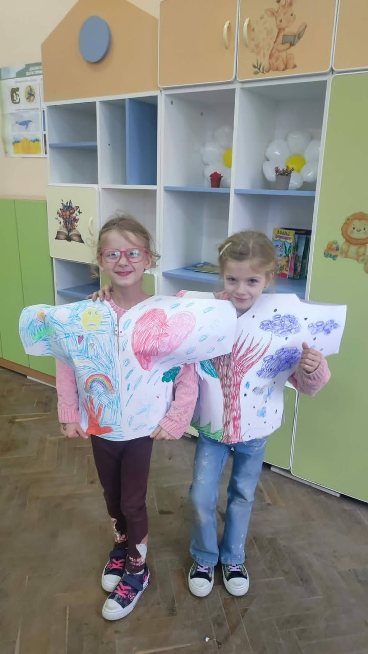 🎨🖌️🧑‍🎨 С помощта на красиви шарки и цветове художниците създават декоративни образи, които превръщат дрехите в картини. 🖼️
    🧑‍🎨Децата от 2…